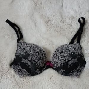 *SOLD* La SENZA Black and White Lace Bra